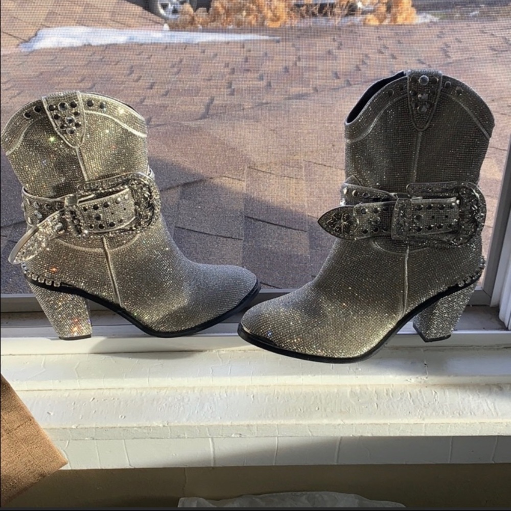 BLINGED UP COWGIRL BOOTS